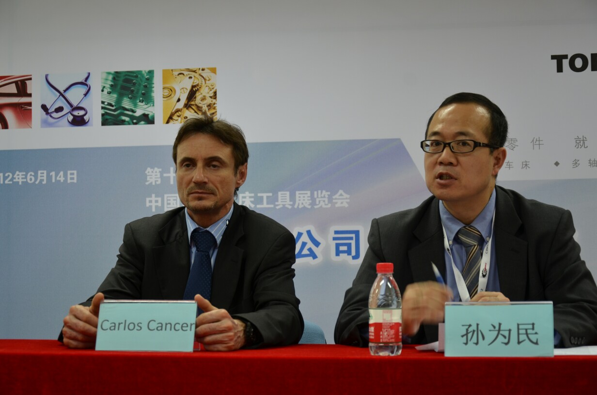 托納斯總經(jīng)理孫為民和副總裁Carlos Cancer在新聞發(fā)布會(huì)現(xiàn)場接受媒體采訪