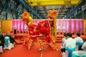 圖片2：竣工典禮由一段中華傳統(tǒng)舞獅表演拉開帷幕，約180名來賓參加了該隆重慶典。