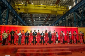 圖片1 演講者們?yōu)槭胬招聫S剪彩，標(biāo)志其正式竣工落成，這使舒勒在大連工廠的生產(chǎn)能力擴(kuò)增為原來的三倍（嘉賓：左起第三位，舒勒大連總經(jīng)理馬庫斯·萊曼；第五位，舒勒中國CFO愛歷克斯·劉；第七位，舒勒中國CEO歐默·阿克雅茨其；第九位，舒勒公司首席技術(shù)官約阿希姆·拜爾；第十一位，舒勒公司首席運(yùn)營官彼得·約斯特博士；第十三位，安德里茨公司首席執(zhí)行官沃爾夫?qū)とR特納博士）