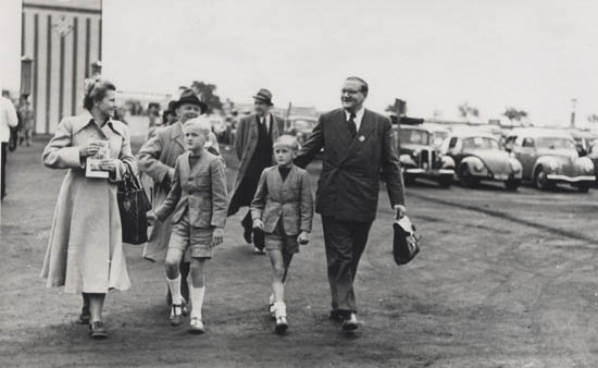 Marie、Dietmar、Jürgen和Wilhelm Harting在1950年前往展會展臺