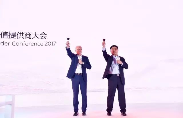 ABB機器人業(yè)務(wù)全球總裁倪思德與 ABB機器人中國區(qū)負責(zé)人李剛共同祝酒致辭