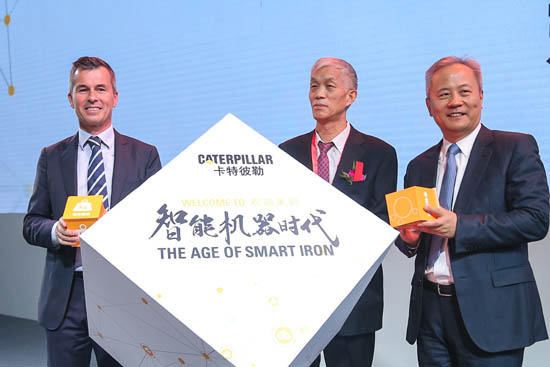 卡特彼勒全球副總裁，卡特彼勒（中國）投資有限公司董事長陳其華（右）、卡特彼勒全球基礎(chǔ)建設(shè)部全球副總裁任達(dá)明（左）、中國工程機(jī)械工業(yè)協(xié)會會長祁俊（中）共同揭幕新一代Cat挖掘機(jī)