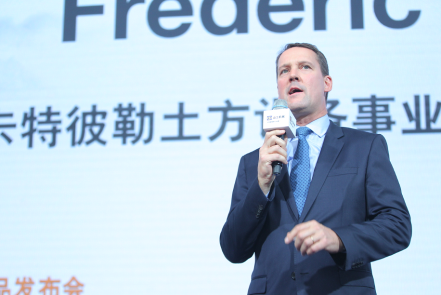 卡特彼勒土方設(shè)備事業(yè)部 全球副總裁 Frederic Istas先生致辭，分享山工機械品牌在全球范圍內(nèi)助力客戶建設(shè)美好世界