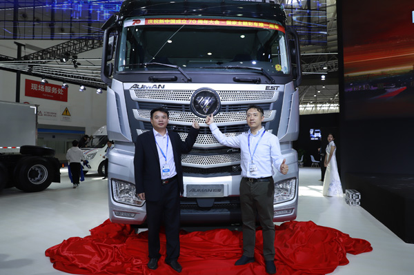 福田汽車集團(tuán)品牌副總裁、福田戴姆勒汽車品牌戰(zhàn)略總監(jiān)李健與福田戴姆勒汽車營銷公司鄂贛分公司總經(jīng)理程志堅(jiān)共同揭幕歐曼超級(jí)重卡國典版