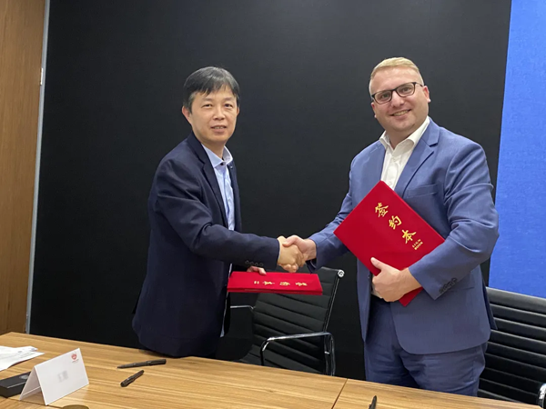 左：山東電力設(shè)備有限公司副總經(jīng)理談翀 右：MR中國(guó)總經(jīng)理 Thorsten Stohr（石德）