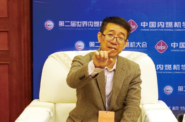 西安交通大學(xué)黃佐華教授接受記者采訪(fǎng)