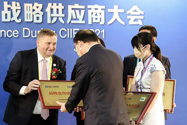 維斯塔斯中國總裁托馬斯·凱勒接過中國能建戰(zhàn)略合作授牌