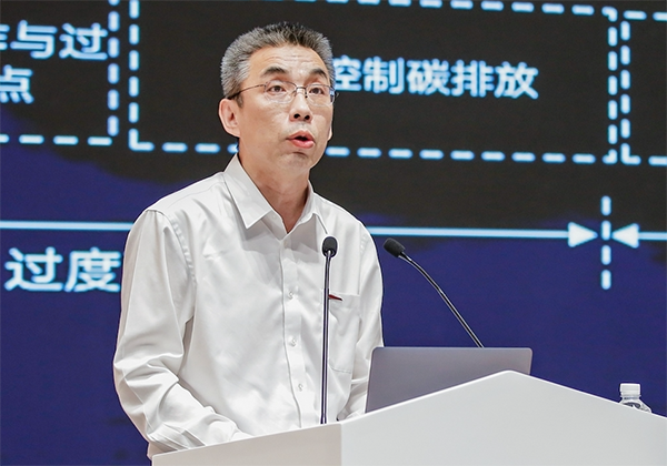 中國(guó)一汽工程與生產(chǎn)物流部總經(jīng)理、中國(guó)一汽制造技術(shù)學(xué)會(huì)會(huì)長(zhǎng)畢文權(quán)先生分享研究報(bào)告
